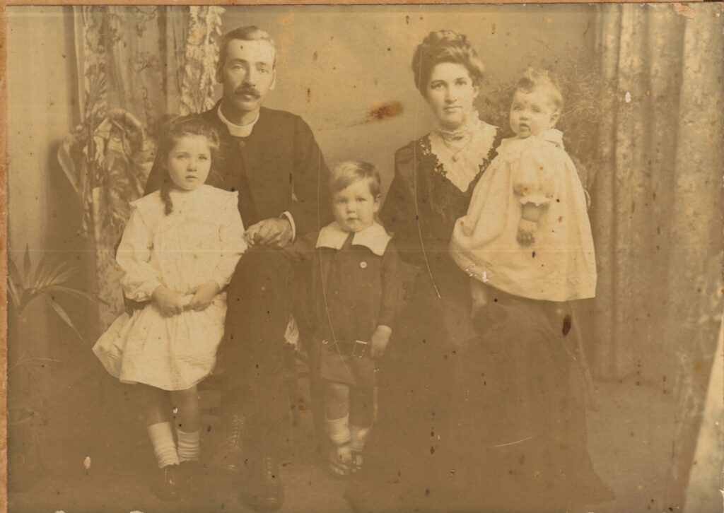 Torbett Family seated George Montgomery Torbett and Mary Calderwood Dalrymple Torbett nee Davidson.<br>Front, Elizabeth Jean (Jean), Robert, Mary Grace (Grace)